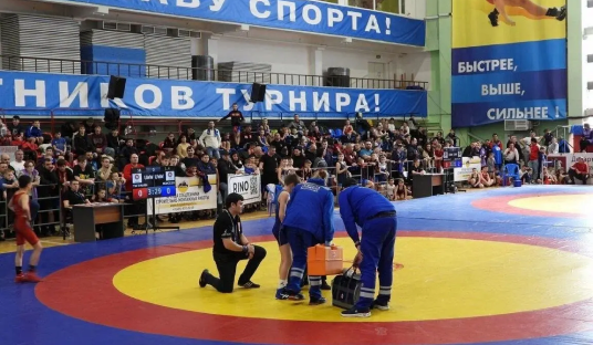 Врач скорой помощи рядом с пациентом